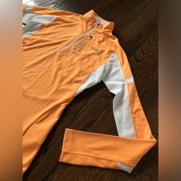 The North Face Women’s S Pale Orange/White FlashDry 1/4 Zip Athletic Jacket - Picture 2 of 12